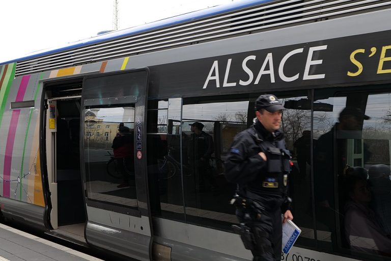 Zákaz nošení nožů ve veřejné dopravě je podle německé ministryně vnitra žádoucí. Policejní odbory ho nepovažují za kontrolovatelný