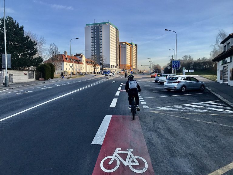 Tramvaje ve sdílené zóně asi ano, přilby pro cyklisty zřejmě ne. Nová pravidla silničního provozu míří do třetího čtení