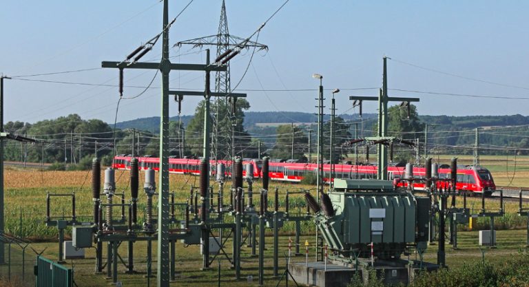 Trakční proud bez emisí CO2. Deutsche Bahn Energie plánuje závod v Brémách