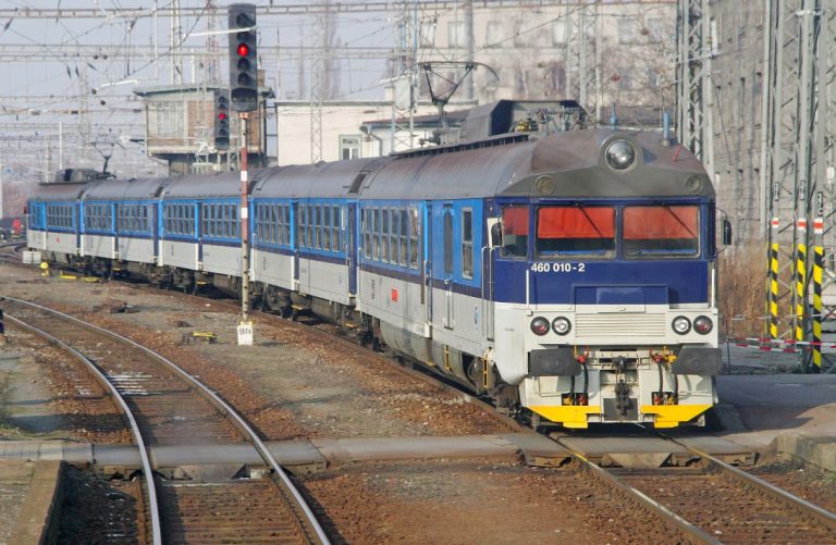 Tornádo, Plecháč, Kufr nebo Skleník. Ikonické starší lokomotivy a vozy mizí z českých tratí po desítkách