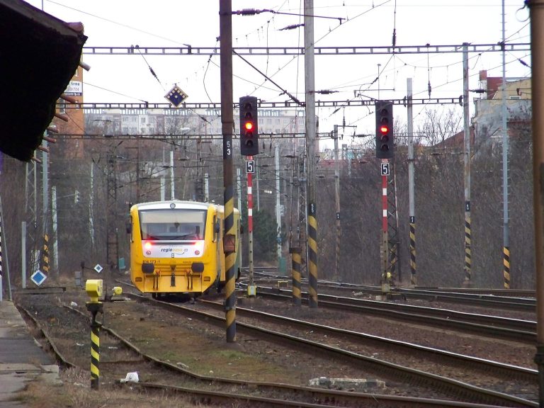 Kvalita mobilního signálu ve vlacích by se měla zlepšit. Český telekomunikační úřad a Správa železnic chtějí odstranit rušivé vlivy