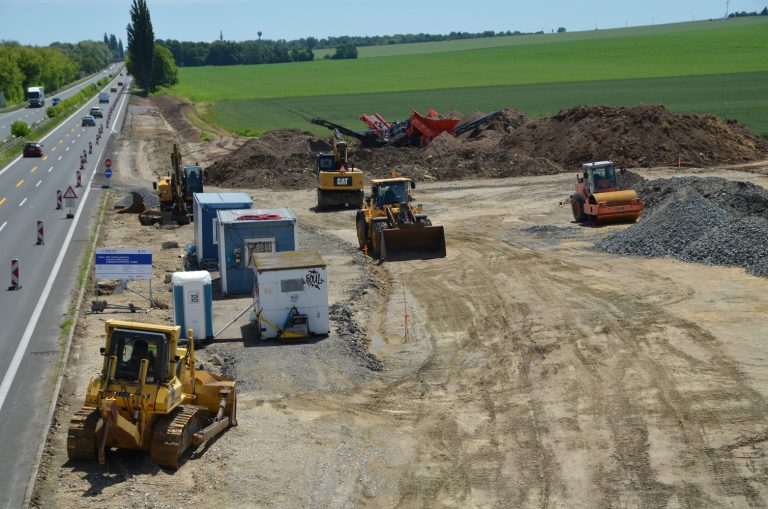 Zpoždění staveb, neúplné podklady nebo růst nákladů kvůli prodlužování přípravy. Tak zní závěry kontroly dálnice D35