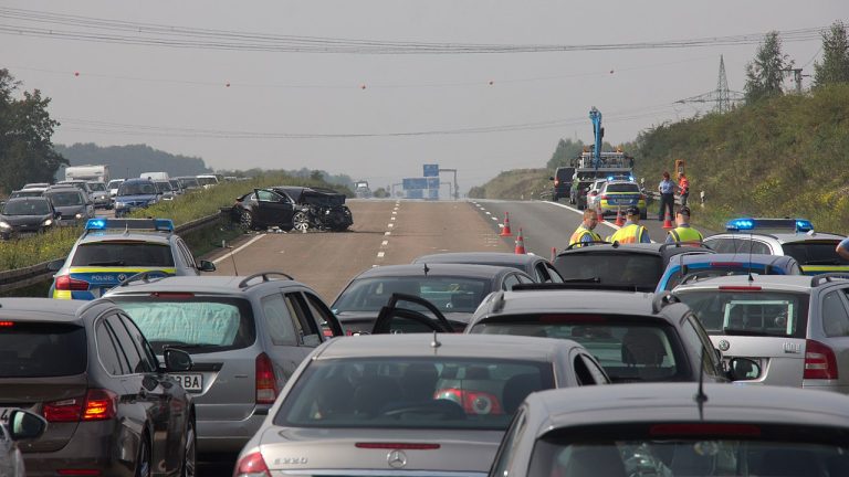 Méně než 269 usmrcených osob na silnicích ročně, tak zní cíl roku 2030. NKÚ se ale obává, že se to nepodaří