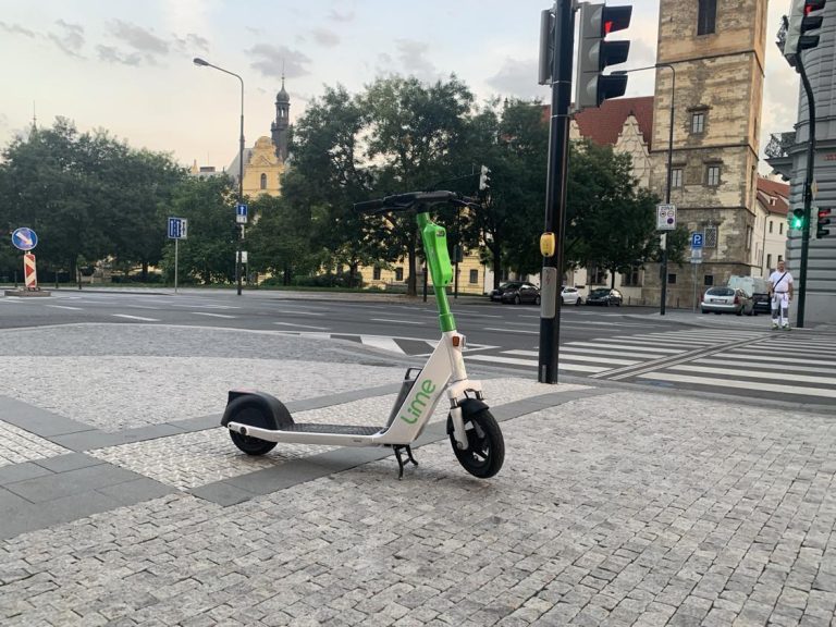 Elektrokola ne, elektrokoloběžky ano. Povinné ručení bude muset platit širší okruh vozidel, schválili poslanci