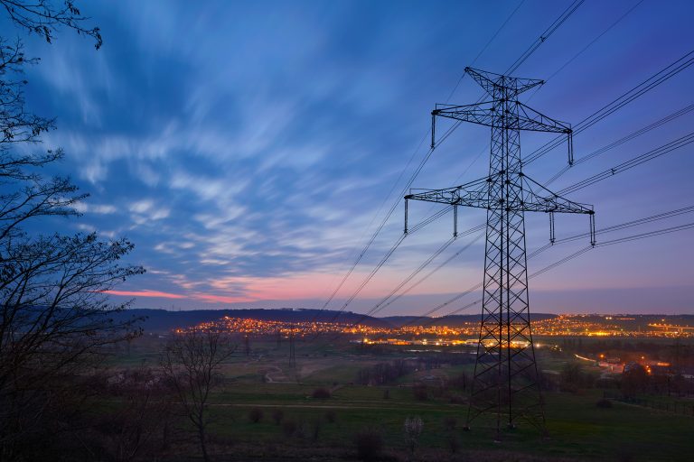 Platby za distribuci energie jsou v Česku podobné jako jinde v EU. Problém vzniká jinde