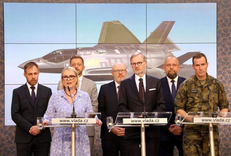 Pořízení stíhaček F-35 a „doprovozování“ Gripenů do nákupu amerických strojů by mělo stát maximálně 216 miliard