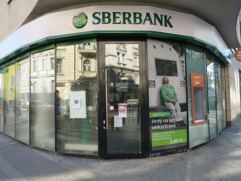 Věřitelé Sberbank se letos peněz nedočkají. ČEPRO se chce soudit s firmou, která zdržení zavinila