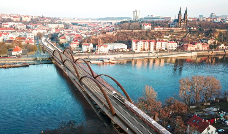 Tahanice o Vyšehradský most. Středočeský kraj a dopravci chtějí nový, nadační fond usiluje o záchranu