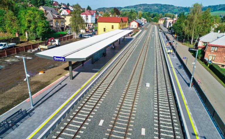 České vlaky letos objely zeměkouli více než čtyřtisíckrát, desítky budov a nástupišť se převlékly do nového kabátu