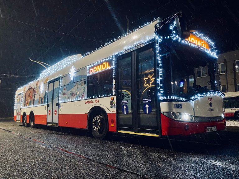 Do ulic českých měst vyjíždějí vánoční vozy. Výzdobu má doubledecker i lanovka