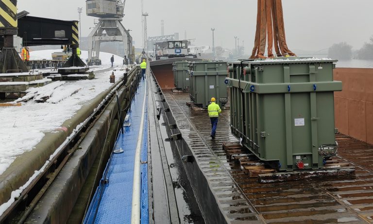 Smlouva o splavnění Labe z Pardubic do Hamburku prošla Sněmovnou. Stát chce po řece převážet naftu i rozměrné komponenty pro stavbu jaderných elektráren