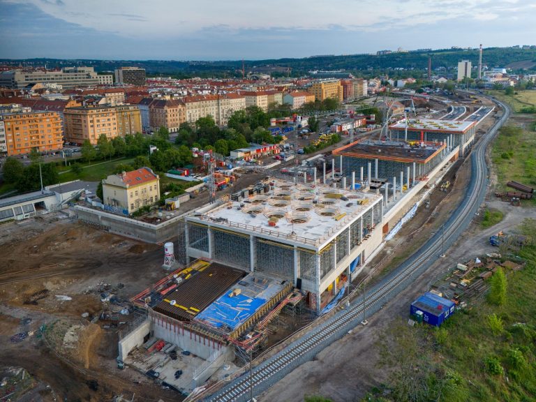 Chybí dlouhodobé plánování, panuje nedůvěra v termíny. Zástupci Českých drah, Správy železnic i objednatelé dopravy jsou skeptičtí