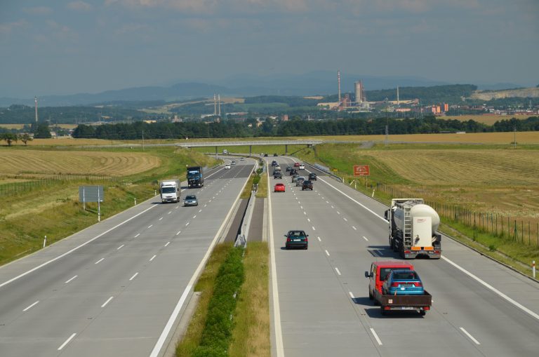 Dopravci kritizují zákaz předjíždění na D1