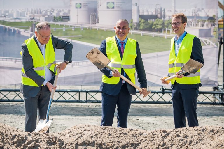 Už se staví! Němci spustili realizaci LNG terminálu v ústí Labe, využívat jej bude i ČEZ