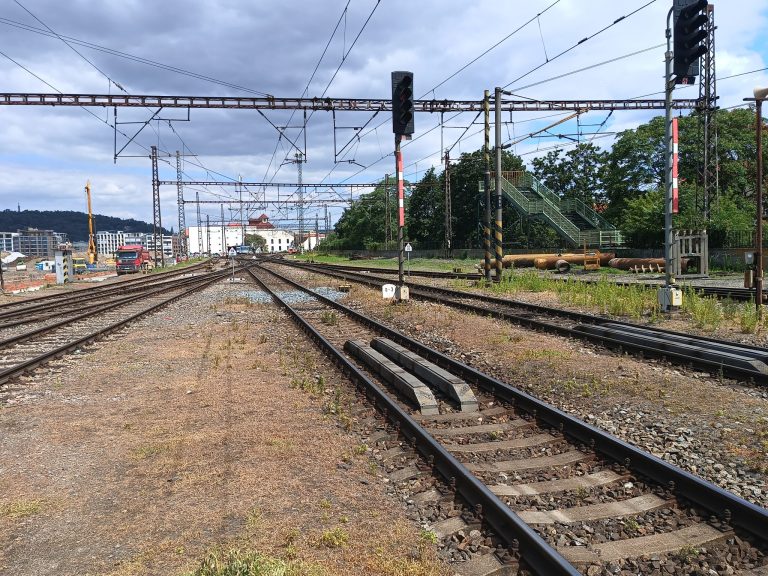 Ve Mstěticích vjely dva vlaky na stejnou kolej, dělilo je pár desítek metrů