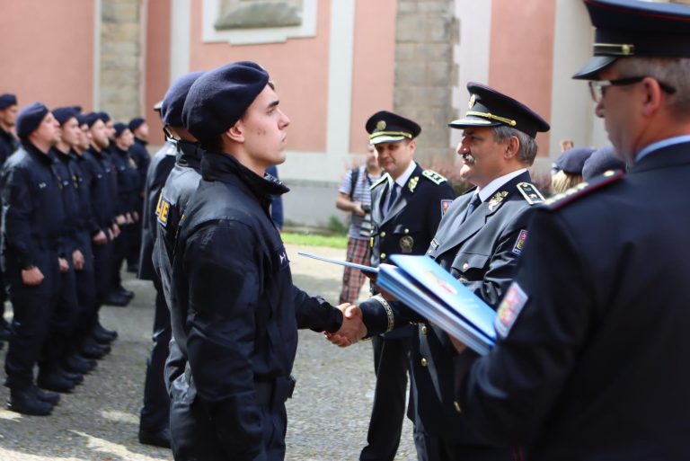 V nasazení života? Výsluhy budou brát i mluvčí, metodici, právníci či instruktoři