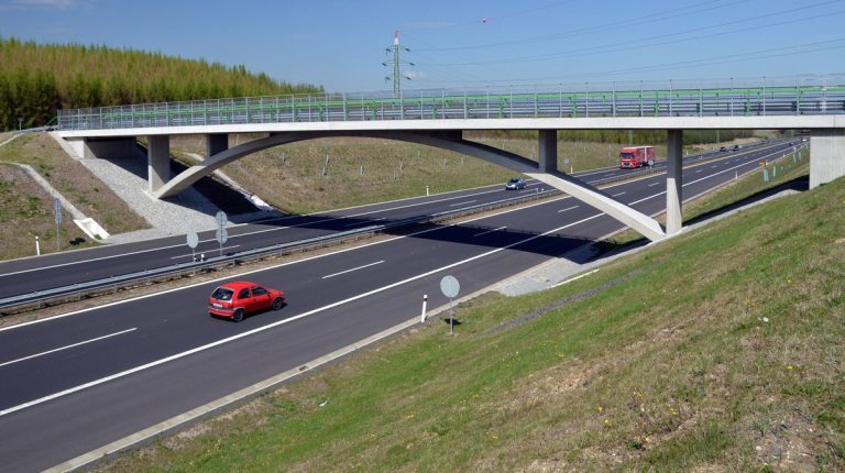 Dobrá zpráva nejen pro lázeňské šviháky. Dálnice z Prahy do Karlových Varů je delší o 6 kilometrů