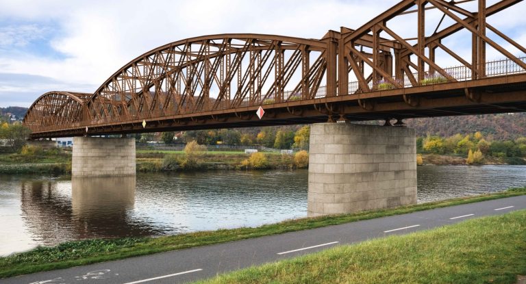 Řešení pro vyšehradský železniční most? Stala by se z něj lávka pro chodce a cyklisty v Modřanech