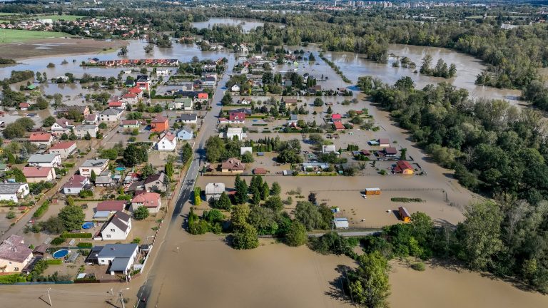 Stojí osm desítek železničních úseků. Povodňové stavy platily na 207 místech v Česku