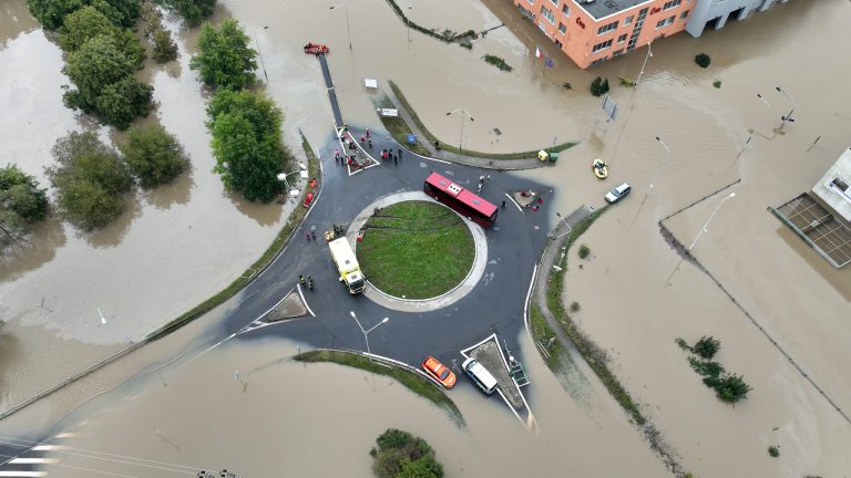 V oblastech zasažených povodněmi začnou pomáhat stovky vojáků. Jejich nasazení potvrdila vláda