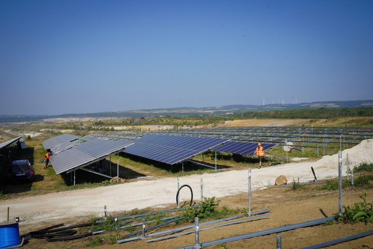 Vláda podle solárníků porušila daný slib. Ohrozí tím vlastní plány na rozvoj zelené energetiky