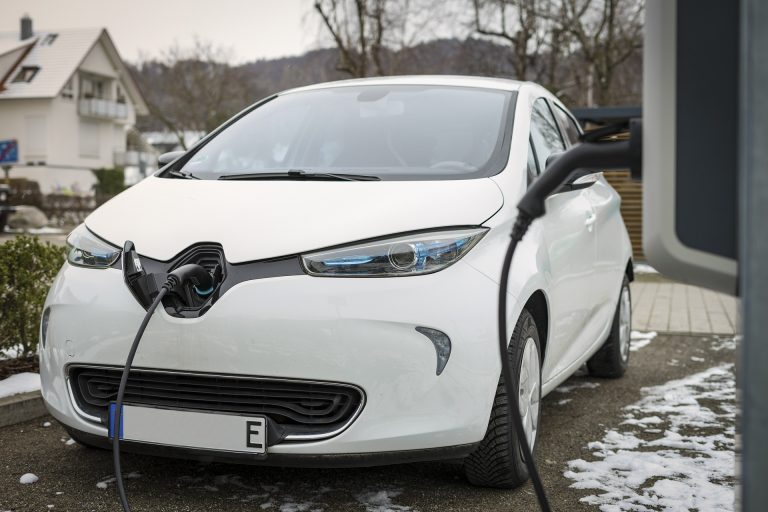 České dráhy hledají dodavatele desítek nabíjecích stanic pro služební elektromobily