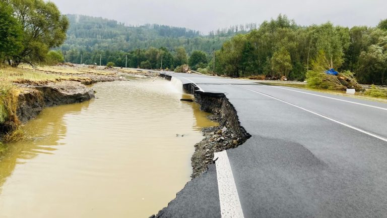 Silnice se postupně zprovozňují, na železnici stojí šedesát úseků. Nejvážnější je situace v Moravskoslezském kraji