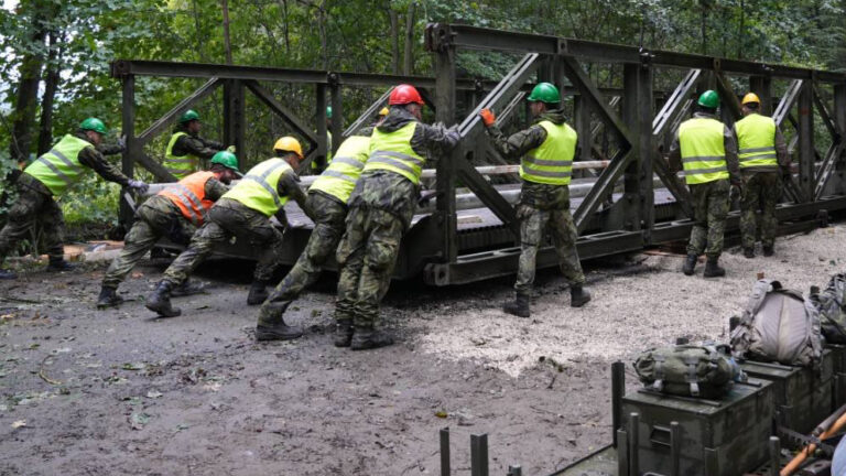 Armáda bude pomáhat po povodních na Moravě i v listopadu. Především s mosty